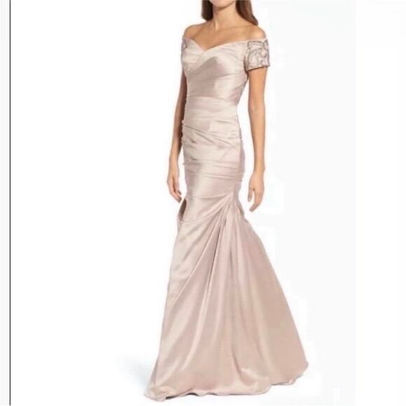 La Femme NWT Beaded Back Off the Shoulder Ruched
Crepe Satin Gown Champa… - Picture 1 of 14